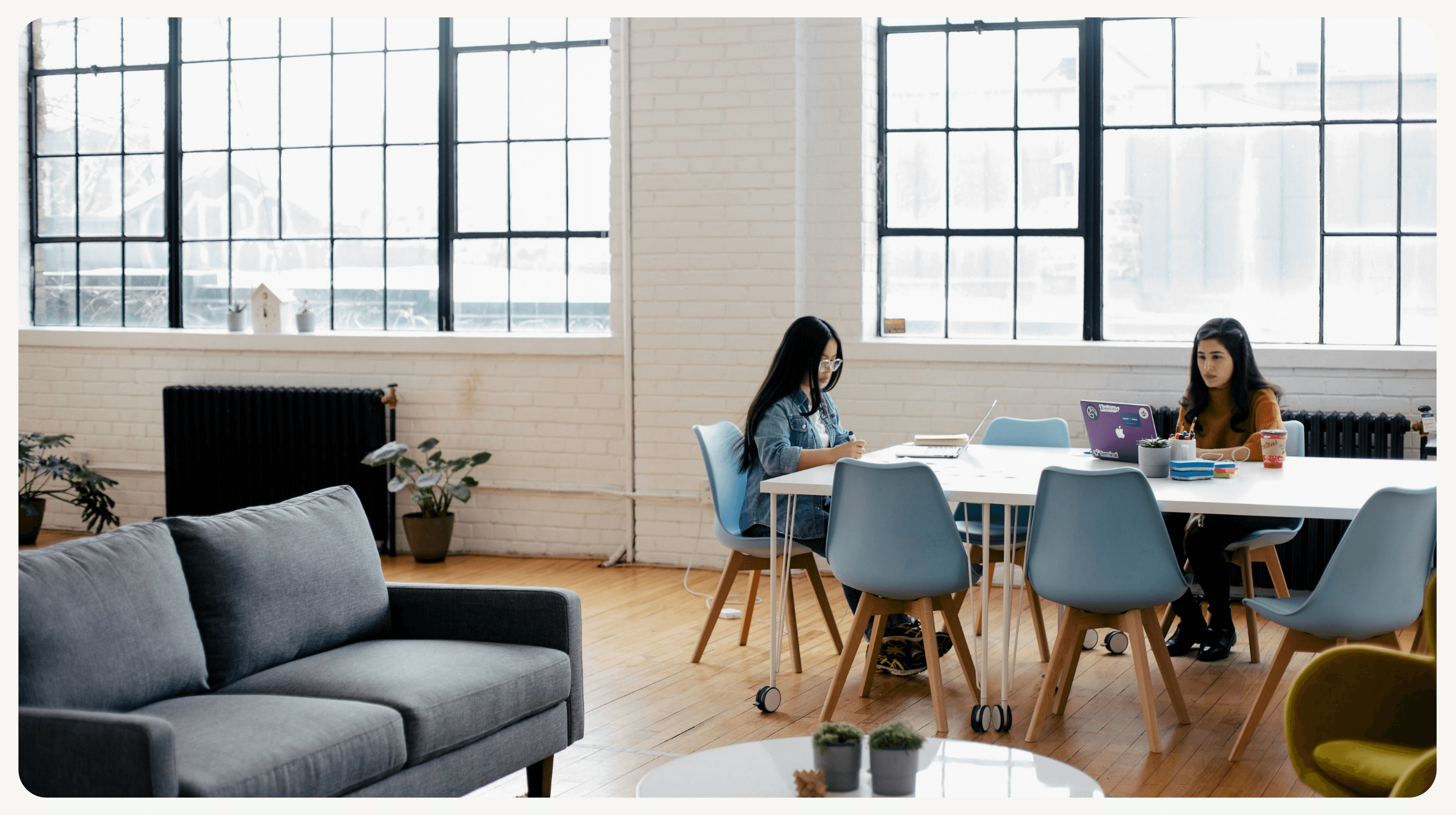 Small teams use invoicing software with early pay features to control cash flow